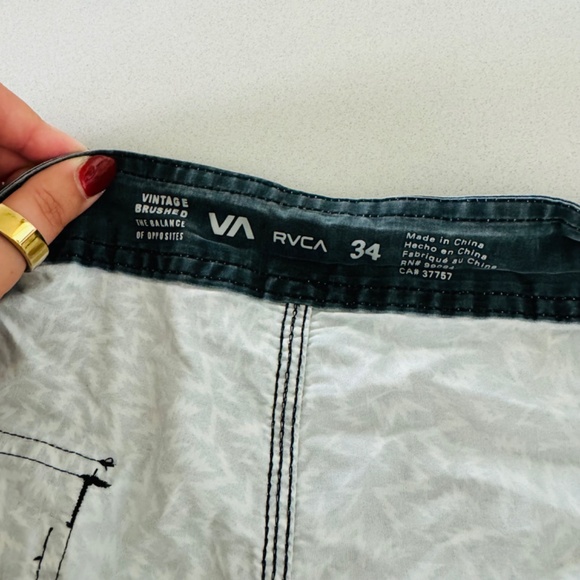 RVCA Lightning Bolt Boardshorts w/ Tiger Patch – Size 34 - Picture 4 of 10